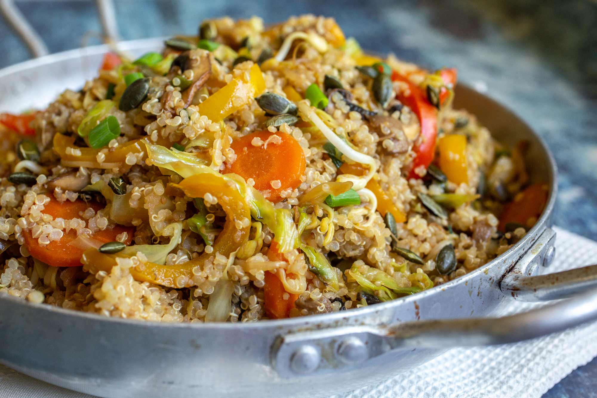 תבשיל קינואה עם ירקות בסגנון אסייתי