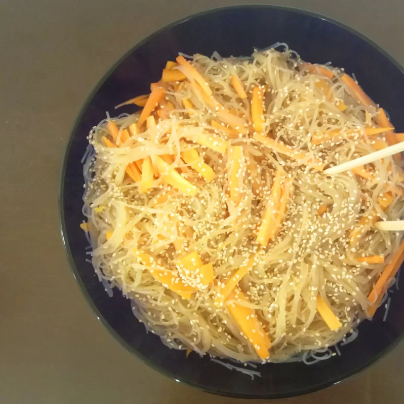 סלט אטריות שעועית