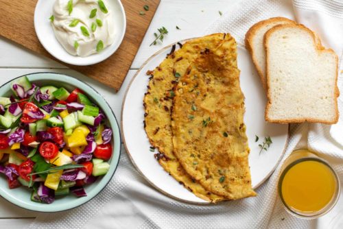 ארוחת בוקר עם חביתה טבעונית, סלט ירקות ולחם וממרחים בצד