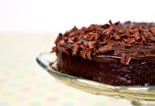 עוגת שוקולד טבעונית עם ציפוי שוקולד וגילופי שוקולד מריר