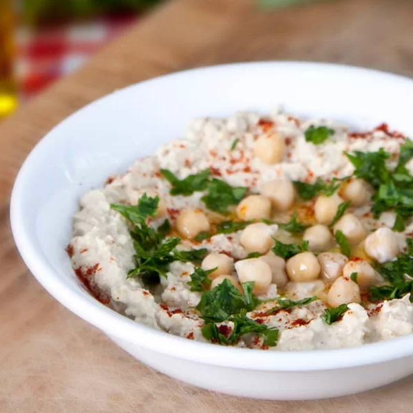 חומוס ביתי עם גרגרים פטרוזיליה ופפריקה