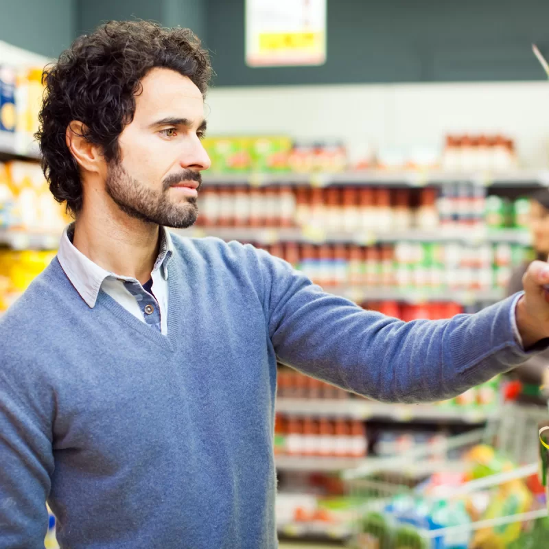 גבר בודק כשרות של מוצרים בסופר