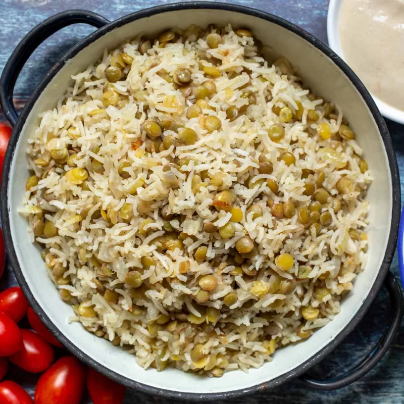 מג'דרה מאורז ארוך ועדשים ירוקות בסיר ולידה טחינה וסלט ירקות קצוץ