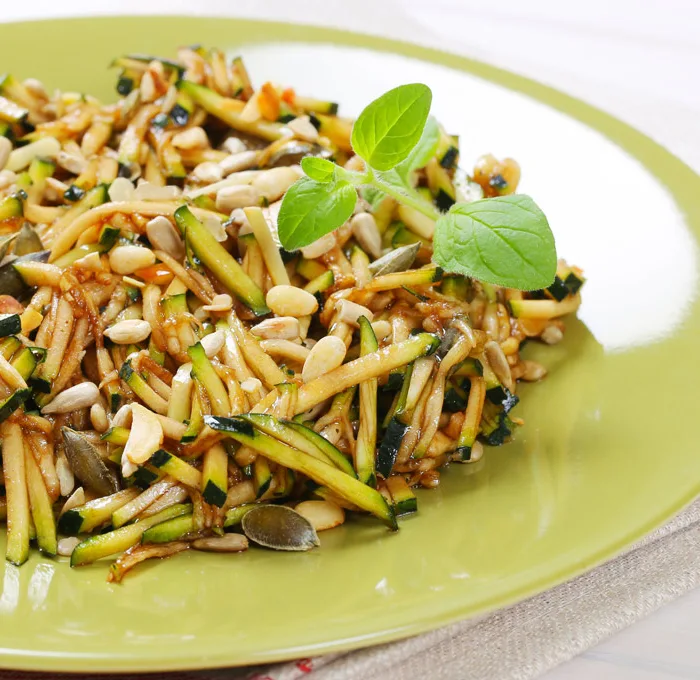 סלט צנוברים וגרעינים