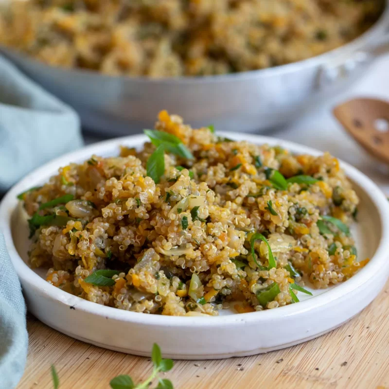 קינואה עם עשבי תיבול על צלחת הגשה