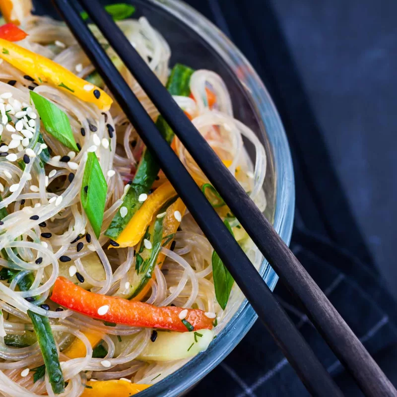 טופו עם ירקות ואטריות שעועית