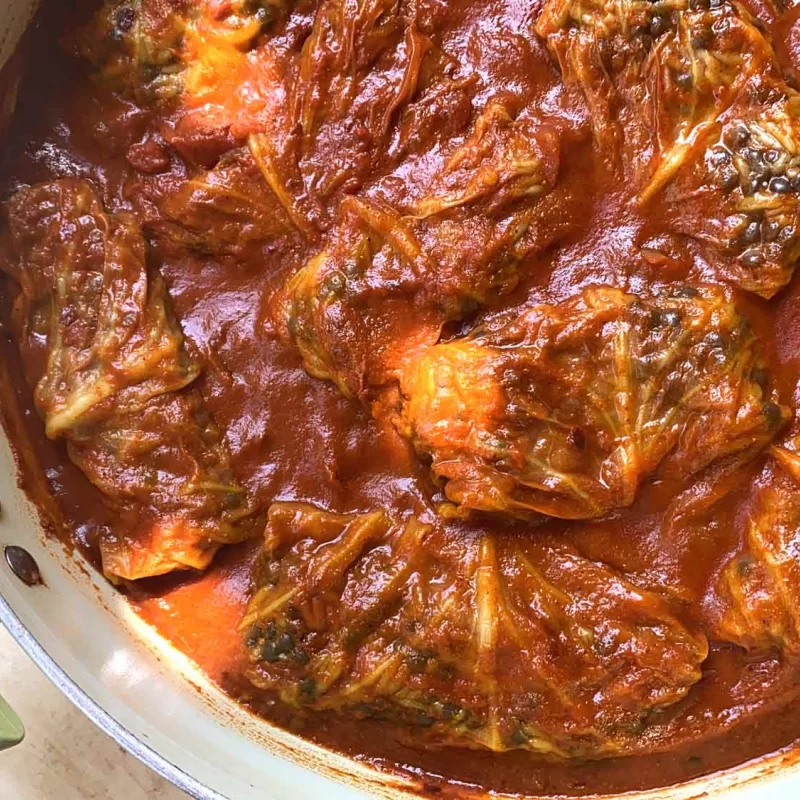 כרוב ממולא באורז ועדשים שחורות ברוטב אדום