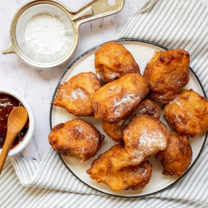 סופגניות אשל טבעוניות על צלחת הגשה לצד ריבה