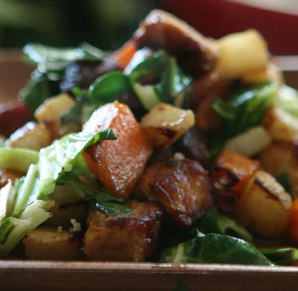 סלט טמפה מוקפץ עם עדשים מונבטים ואספרגוס