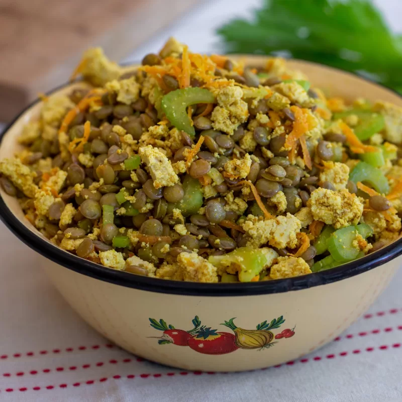 סלט עדשים וטופו בקערה חגיגית