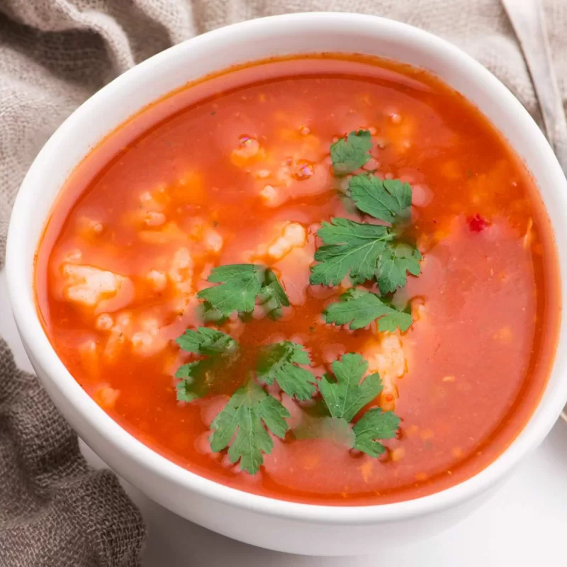 מרק עגבניות עם אורז ועדשים