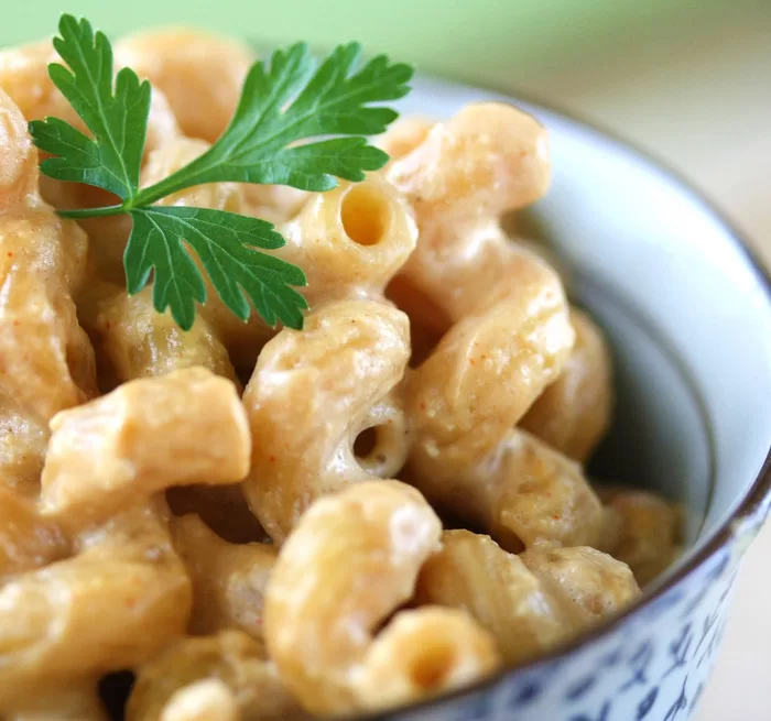 מק אנד צ'יז טבעוני - צילום תקריב על פסטה מסולסלת ברוטב קרמי טבעוני