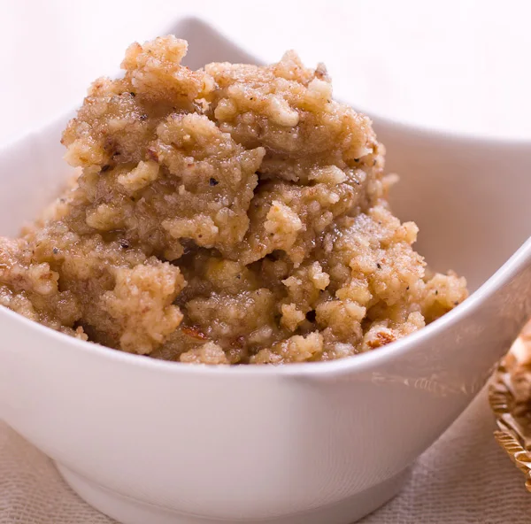 ממרח אגוזים טחונים בקערה קטנה