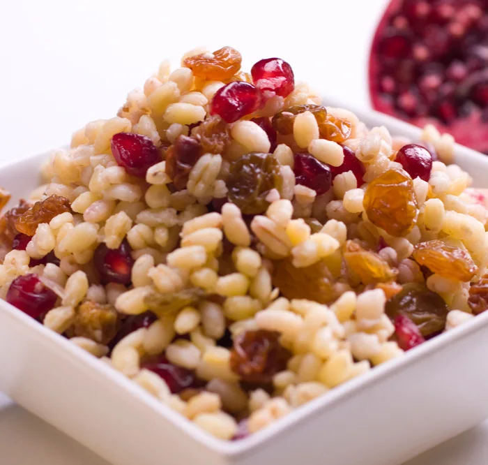 סלט חיטה ורימונים וצימוקים